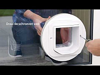 Installatie van het SureFlap microchip kattenluik in glas